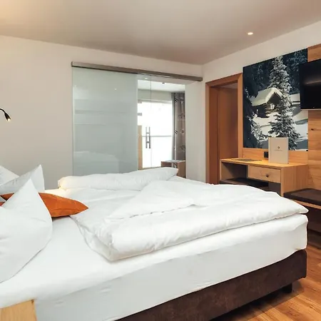 Edelweiss Superior Hotel 3*